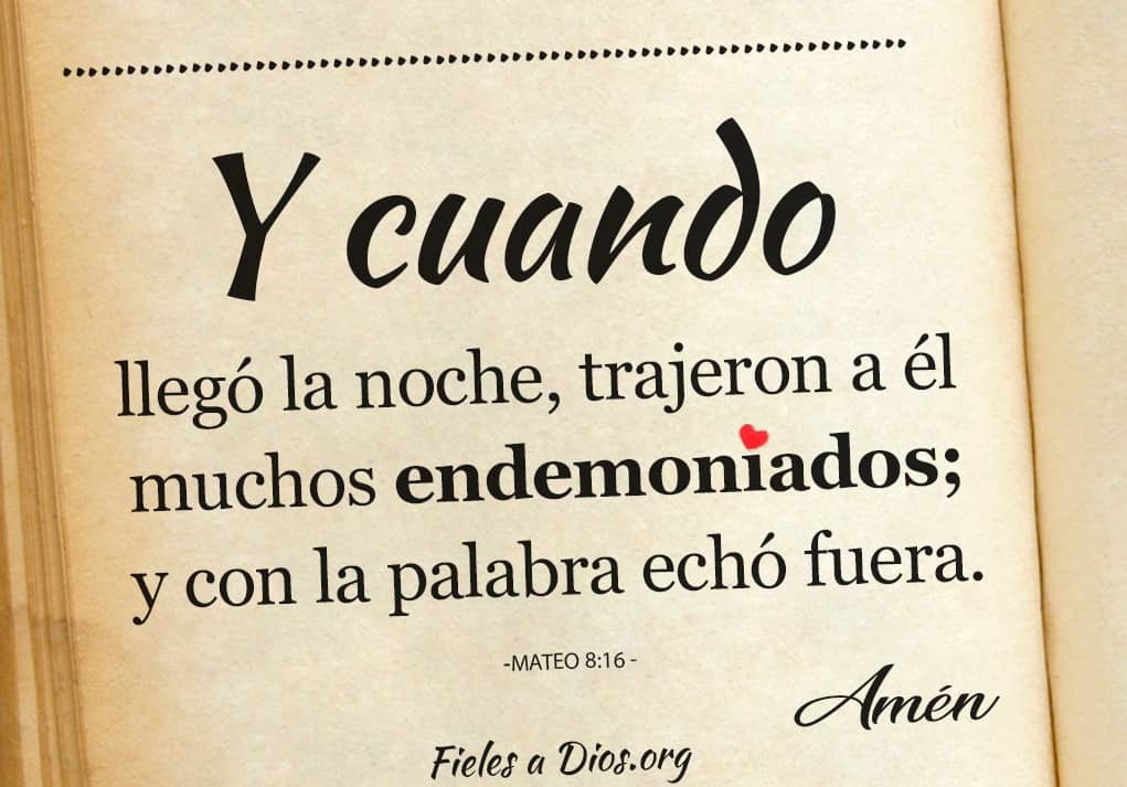 y cuando llego la noche trajeron a el muchos endemoniados